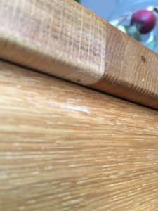 Holzwurmloch im Tisch